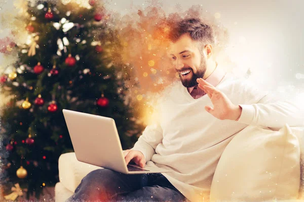 Stralend man met video-chat met zijn vrienden feliciteren met Nieuwjaar — Stockfoto