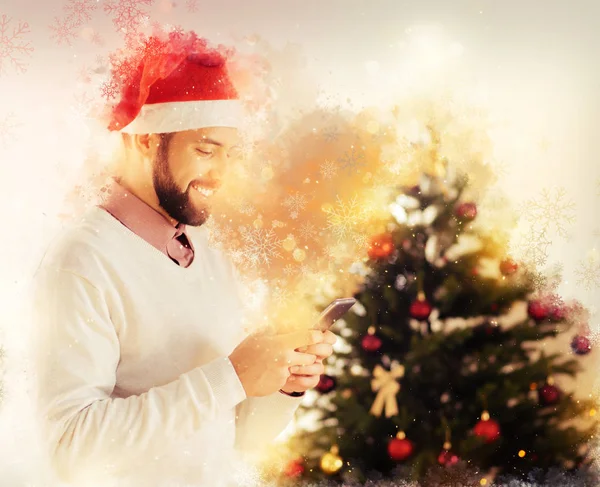 Homme se sentant heureux et positif en attendant les invités pour le dîner de Noël — Photo