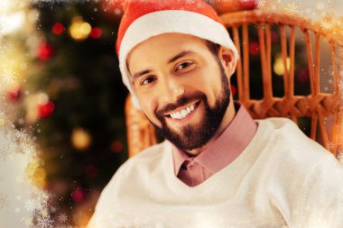 Sakallı adam kara gözlü yeni yıl kutlama önce son derece neşeli hissediyorum