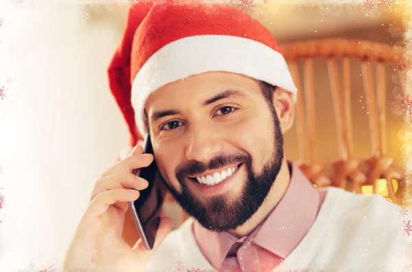 Красивый темноглазый бизнесмен веселится перед праздником Рождества — стоковое фото