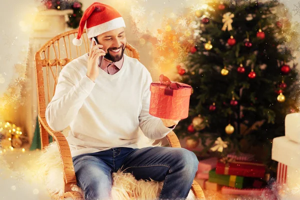 Baard stralende man met mooie rode luxe-geschenketui voor zijn vrouw op Kerstmis — Stockfoto