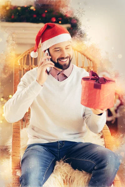 Homem bonito barbudo chamando sua namorada convidando-a para o jantar de Natal — Fotografia de Stock