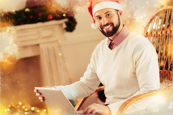 Rayonnant homme barbu se sentant extrêmement heureux avant la fête de Noël — Photo