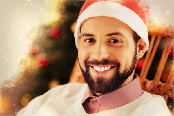 Красивый темноволосый бизнесмен чувствует себя счастливым на рождественских каникулах — стоковое фото