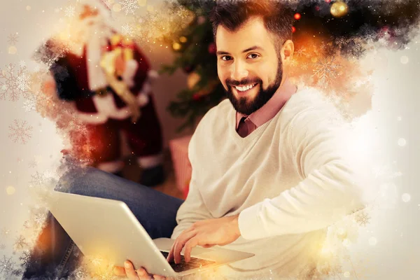 Homme émotionnel positif se sentant heureux passer la soirée près de l'arbre de Noël — Photo