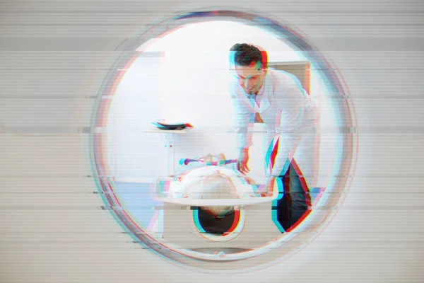 Внимательный доктор улыбается и проводит МРТ в своей клинике — стоковое фото