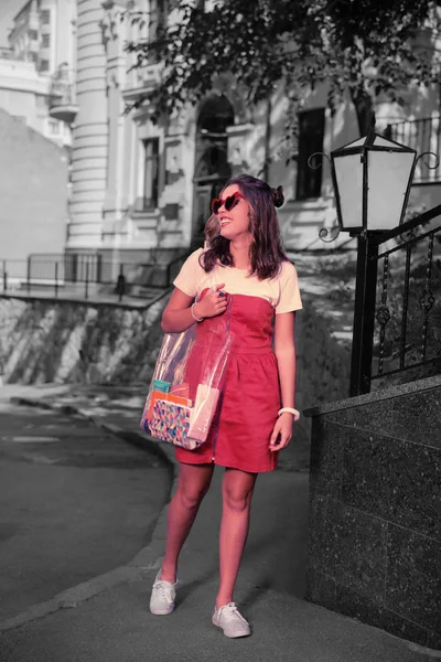 빨간색 선글라스를 거리를 가방을 잘생긴 — 스톡 사진