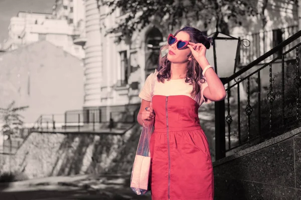 Дивлячись Небо Стильна Приваблива Жінка Червоних Сонцезахисних Окулярах Білому Браслеті — стокове фото