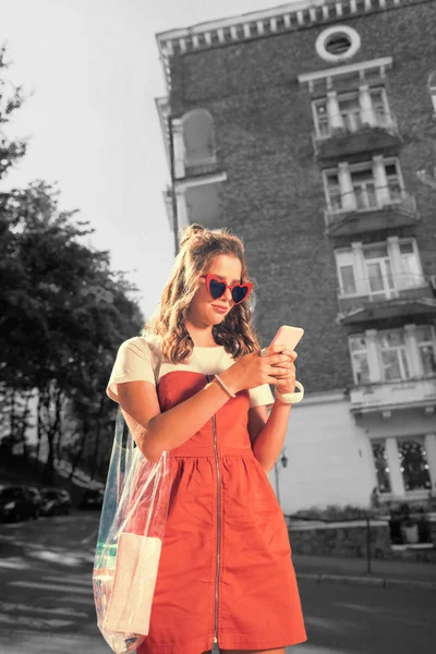 Leyendo Mensajes Cool Estudiante Elegante Con Vestido Rojo Bonitas Gafas —  Fotos de Stock