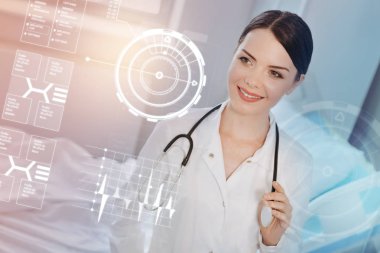 Boynunda steteskop sahip ve gülümseyen neşeli doktor