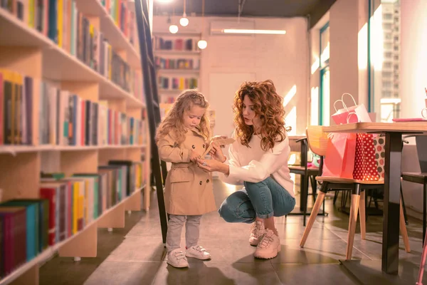 Özenli sarışın kız yürüyüş önce paltosunu giyiyor