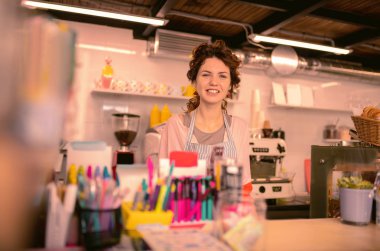 Kafeteryada çalışan güzel kıvırcık saçlı erkek