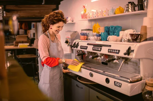 Encanta Trabajo Amable Persona Femenina Inclinando Cabeza Mientras Hacer Café — Foto de Stock