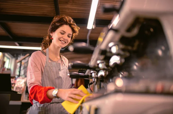 Retrato de barista feliz que prepara su equipo — Foto de Stock