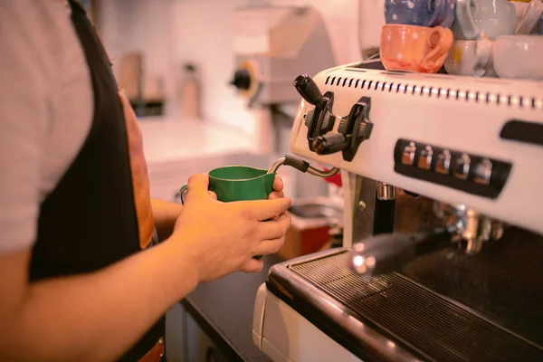 Primer plano de las manos masculinas que sostienen taza verde —  Fotos de Stock