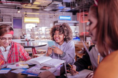 Ev görevlerini tamamlayan olumlu memnun öğrenciler