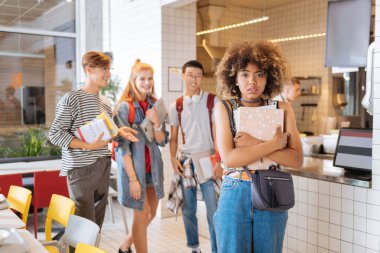 Tür esmer kız ayakta tutulur