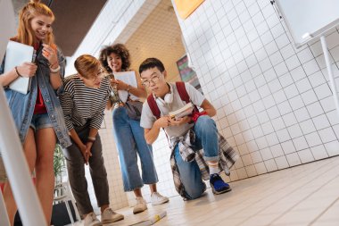 Yüzünde gülümseme tutmak kırmızı saçlı kız