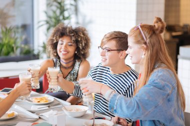 Birlikte onların sonu harcama olumlu memnun arkadaşlar
