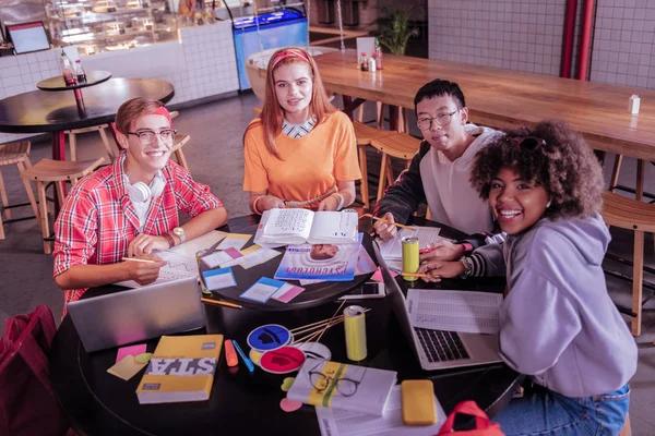 Grupp av glada klasskamrater att studera tillsammans — Stockfoto