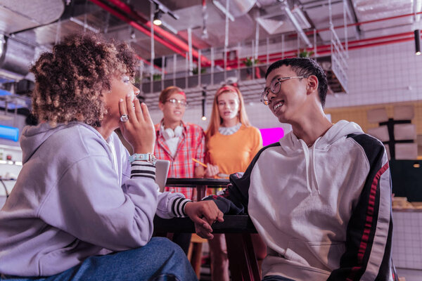 Позитивные восторженные иностранные студенты обсуждают свой проект
