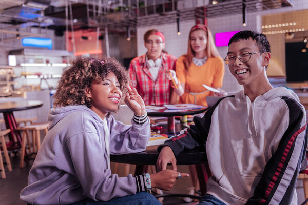 Мечтательная кудрявая девушка думает о праздниках
