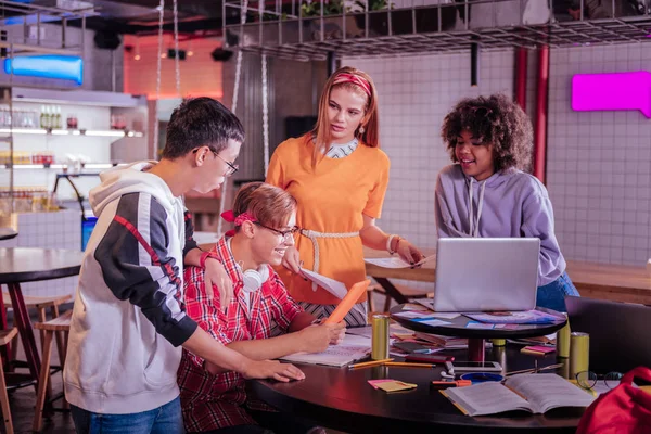 Grupp av elever att diskutera deras skolprojekt — Stockfoto