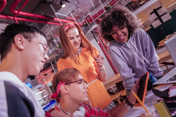 Positivos compañeros de grupo encantados discutiendo su proyecto — Foto de Stock