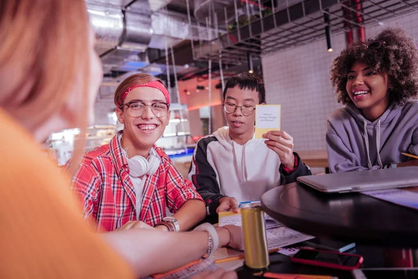 Ragazzo gioioso mantenere il sorriso sul suo volto — Foto Stock