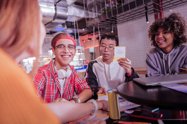 Радостный мальчик с улыбкой на лице
