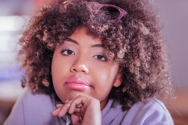 Retrato de mujer de pelo rizado que mira a la cámara — Foto de Stock