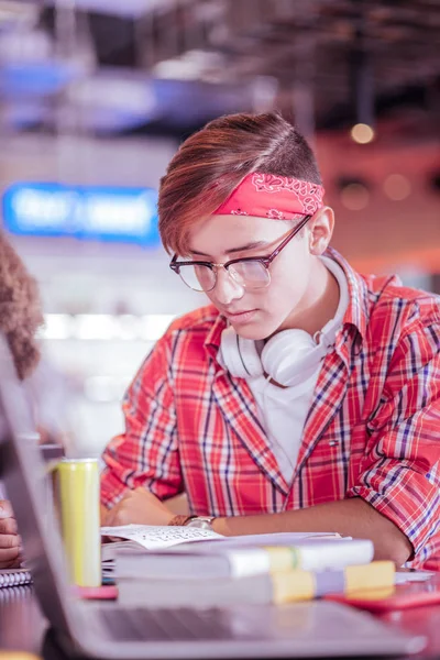 Porträt einer ernsthaften männlichen Person, die Vorträge genießt — Stockfoto