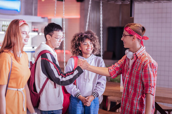 Красивый стильный мальчик знакомится со своими новыми извергами
