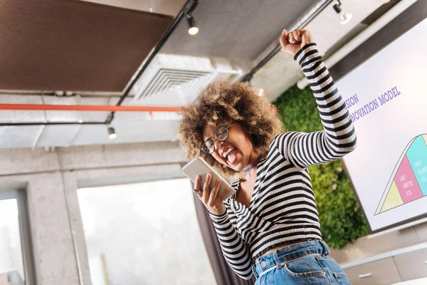 Incroyable fille aux cheveux bouclés présentant son projet — Photo