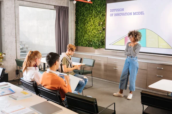 Gruppe aufmerksamer Schüler im Klassenzimmer — Stockfoto