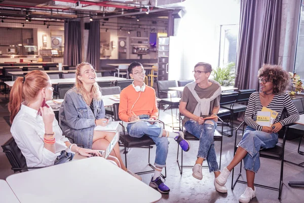 Grupo de estudiantes satisfechos que visitan la conferencia — Foto de Stock