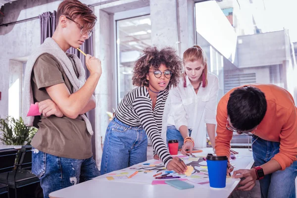 Varón joven serio mirando el proceso de trabajo — Foto de Stock