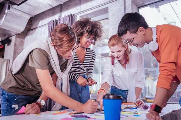 Alumnos encantados y positivos que trabajan juntos en su tarea — Foto de Stock