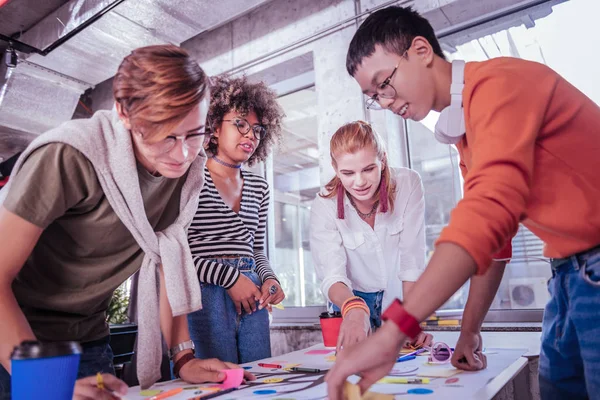 Stilig pojke skolan uppgift med nöje — Stockfoto