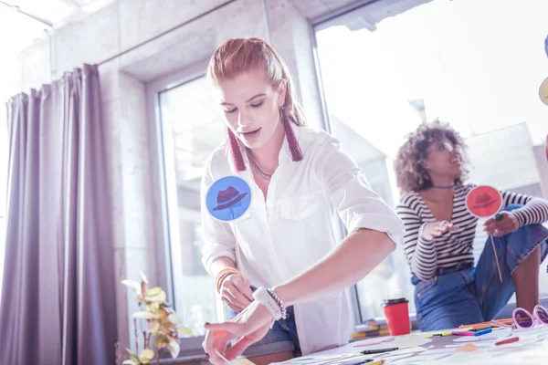 Chica concentrada comprobando el tiempo en sus relojes — Foto de Stock