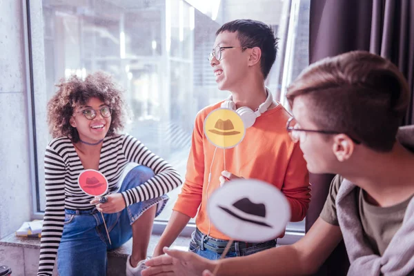 Amable chica internacional escuchando a sus amigos — Foto de Stock