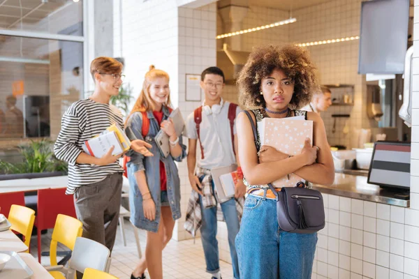 Soort brunette meisje permanent op de voorgrond — Stockfoto