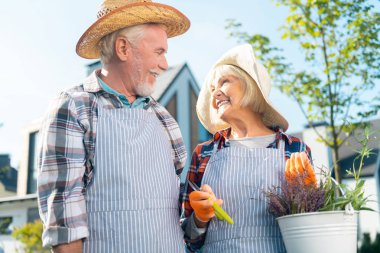 Birlikte vakit ise gülümseyen güzel hoş çift