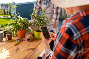 Fotoğraf güzel ev tesisi yapım onun smartphone holding Modern yaşlı Bayan