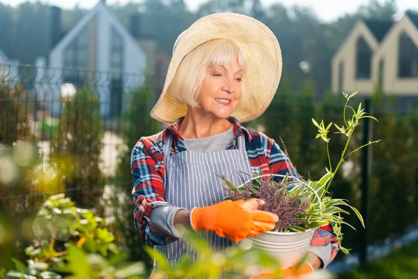 Attraente signora anziana trascorrere una giornata in giardino — Foto Stock