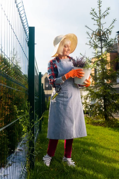 Aantrekkelijke gemotiveerde vrouw genieten van een zonnige dag — Stockfoto