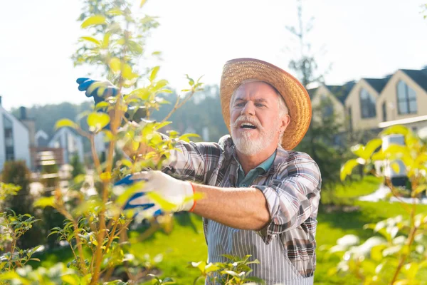 Inspirado bom homem passar o tempo no jardim — Fotografia de Stock