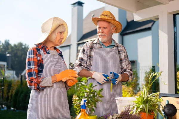 Waardevolle Momenten Doelgerichte Paar Hardwerkende Verzorgen Van Planten Bloemen Terwijl — Stockfoto