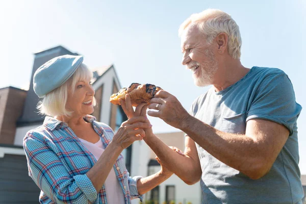 Croissant Con Chocolate Amante Esposo Sonriente Dando Radiante Esposa Rubia — Foto de Stock