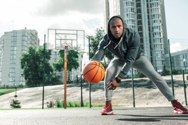 Yakışıklı Afro Amerikalı adam tek başına basketbol